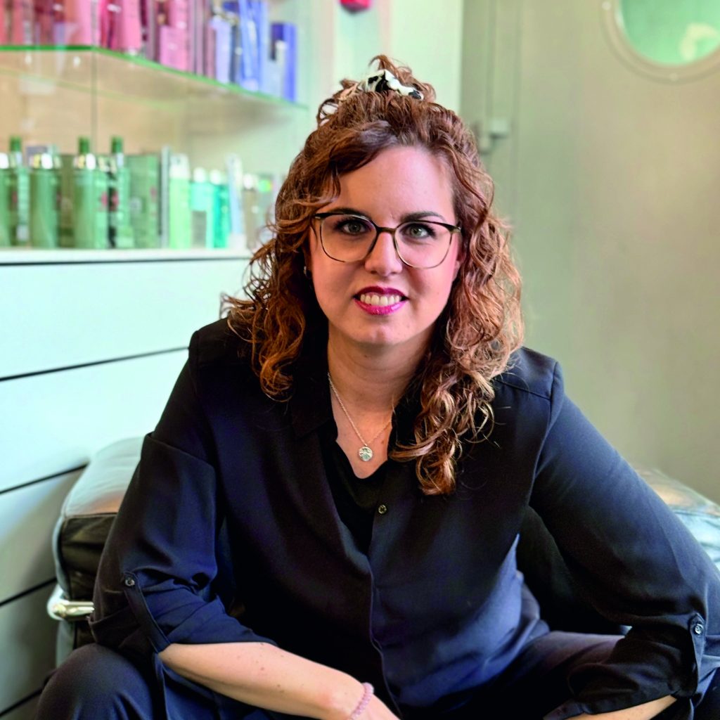 Ausbildung: Umdenken ist gefragt Wie finden Ausbildner und die Generationen Z und Alpha zueinander? Vier Coiffeurunternehmer*innen berichten aus der Praxis: Was sie in ihren Geschäften umgestellt haben und was besonders gut funktioniert, um Erfolgserlebnisse zu schaffen und junge Talente zu motivieren.