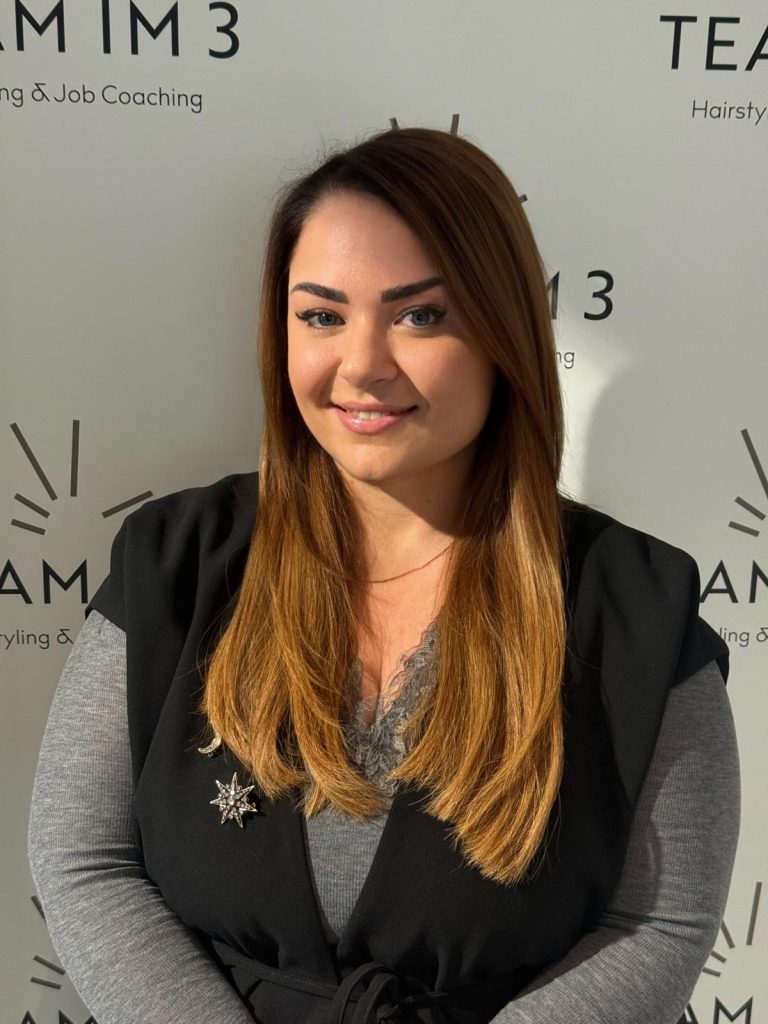 Das „Team Im 3“ verbindet Hairstyling & Job Coaching Junge Menschen mit psychischen Beeinträchtigungen und Förderbedarf erhalten beim „Team Im 3“ in Zürich eine Coiffeurausbildung.