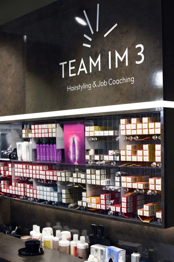 Das „Team Im 3“ verbindet Hairstyling & Job Coaching Junge Menschen mit psychischen Beeinträchtigungen und Förderbedarf erhalten beim „Team Im 3“ in Zürich eine Coiffeurausbildung.