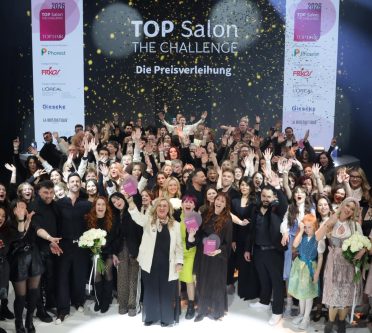 Große Gruppe Menschen auf einer Bühne