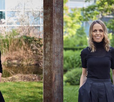 Zwei Frauen jeweils fotografiert vor grüner Park-Kulisse