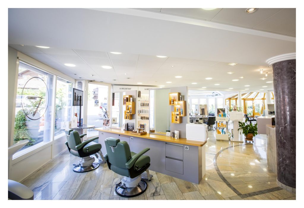 Family Business: Intercoiffure-Kosmetik Holliger | Seengen Seit 86 Jahren stehen Schönheit und Wohlbefinden bei „Intercoiffure-Kosmetik Holliger“ im Fokus. Mittlerweile hält mit Selina Holliger die vierte Generation das Ruder in der Hand. 