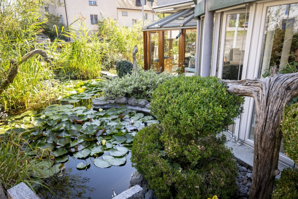 Family Business: Intercoiffure-Kosmetik Holliger | Seengen Seit 86 Jahren stehen Schönheit und Wohlbefinden bei „Intercoiffure-Kosmetik Holliger“ im Fokus. Mittlerweile hält mit Selina Holliger die vierte Generation das Ruder in der Hand. 