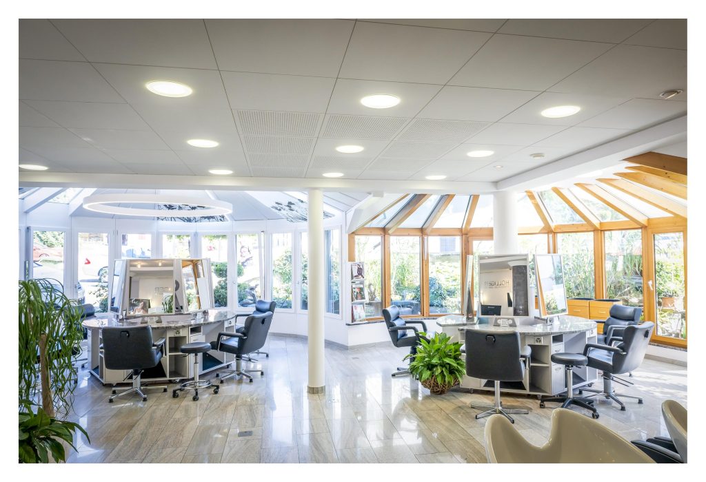 Family Business: Intercoiffure-Kosmetik Holliger | Seengen Seit 86 Jahren stehen Schönheit und Wohlbefinden bei „Intercoiffure-Kosmetik Holliger“ im Fokus. Mittlerweile hält mit Selina Holliger die vierte Generation das Ruder in der Hand. 