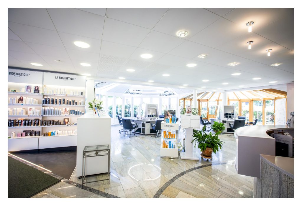 Family Business: Intercoiffure-Kosmetik Holliger | Seengen Seit 86 Jahren stehen Schönheit und Wohlbefinden bei „Intercoiffure-Kosmetik Holliger“ im Fokus. Mittlerweile hält mit Selina Holliger die vierte Generation das Ruder in der Hand. 