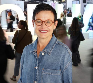 Die Bildkollage zeigt Rebecca Kandler lächelnd im Vordergrund. Im Hintergrund sieht man das Messegeschehen vor dem TOP HAIR Schriftzug