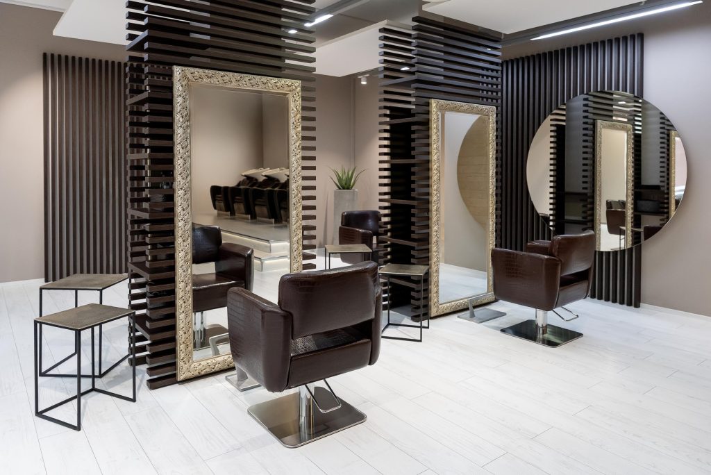 Szenario Hair-Design | Pfäffikon SZ 2 Szenario Hair-Design | Pfäffikon SZ Stillstand ist für Gabriela Leuzinger ein Fremdwort. Mit Herzblut und Leidenschaft hat die Coiffeur-Unternehmerin ihre Wohlfühl-Oase als feste Grösse in Pfäffikon SZ etabliert.