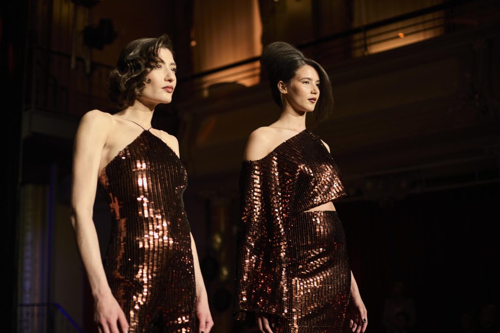 100 Jahre Intercoiffure Suisse 9 100 Jahre Intercoiffure Suisse Mit einer glamourösen „Gatsby Night“ im Grand Casino Luzern feierte Intercoiffure Suisse gemeinsam mit internationalen Gästen, Partnern und Branchenpersönlichkeiten ein Jubiläum voller Show, Kreativität und emotionaler Momente.