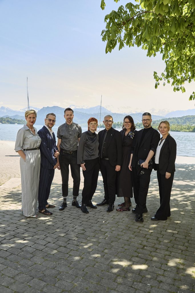 100 Jahre Intercoiffure Suisse 12 100 Jahre Intercoiffure Suisse Mit einer glamourösen „Gatsby Night“ im Grand Casino Luzern feierte Intercoiffure Suisse gemeinsam mit internationalen Gästen, Partnern und Branchenpersönlichkeiten ein Jubiläum voller Show, Kreativität und emotionaler Momente.