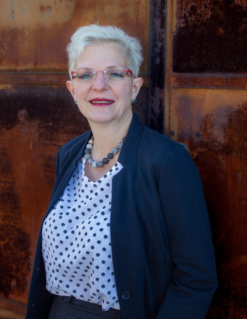 Die Réception - Schaltzentrale und heimliche Heldin 2 Die Réception - Schaltzentrale und heimliche Heldin Warum eine gut organisierte Réception das Salonbusiness nachhaltig verändert, weiss Andrea Büchele. Ein Bericht aus der Praxis.
