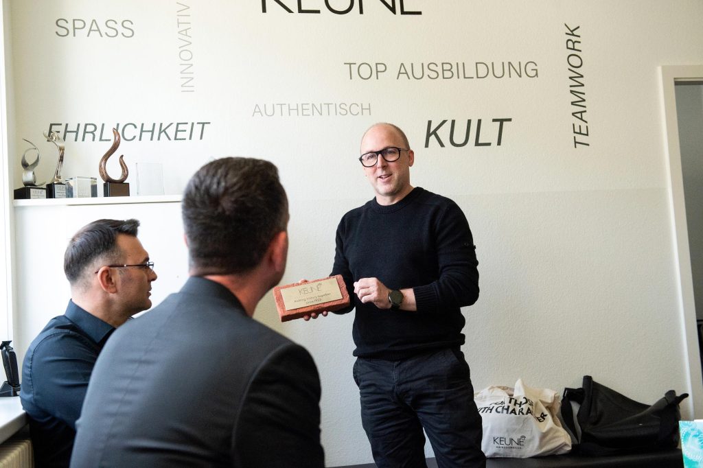 25 Jahre Keune Haircosmetics Schweiz Wir gratulieren und stellen Schlüsselpersonen vor, die das Basler Unternehmen vor und hinter den Kulissen prägen.