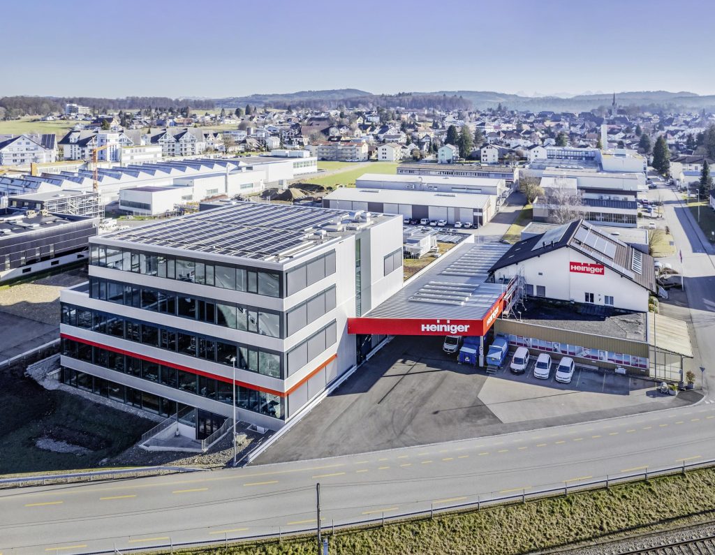 Heiniger AG feiert 80-jähriges Bestehen 2 Heiniger AG feiert 80-jähriges Bestehen Haarschneidemaschinen, die durch Qualität, Präzision und „Made in Switzerland“ überzeugen, sind die Spezialität der Heiniger AG. In diesem Jahr feiert das Familienunternehmen aus Herzogenbuchsee sein 80. Jubiläum.