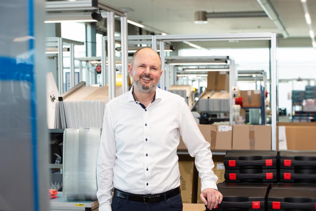 Heiniger AG feiert 80-jähriges Bestehen 1 Heiniger AG feiert 80-jähriges Bestehen Haarschneidemaschinen, die durch Qualität, Präzision und „Made in Switzerland“ überzeugen, sind die Spezialität der Heiniger AG. In diesem Jahr feiert das Familienunternehmen aus Herzogenbuchsee sein 80. Jubiläum.